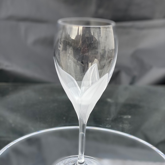 1 Val D’lsere by Mikasa Frosted Tulip Wine Goblet - Picture 4 of 10